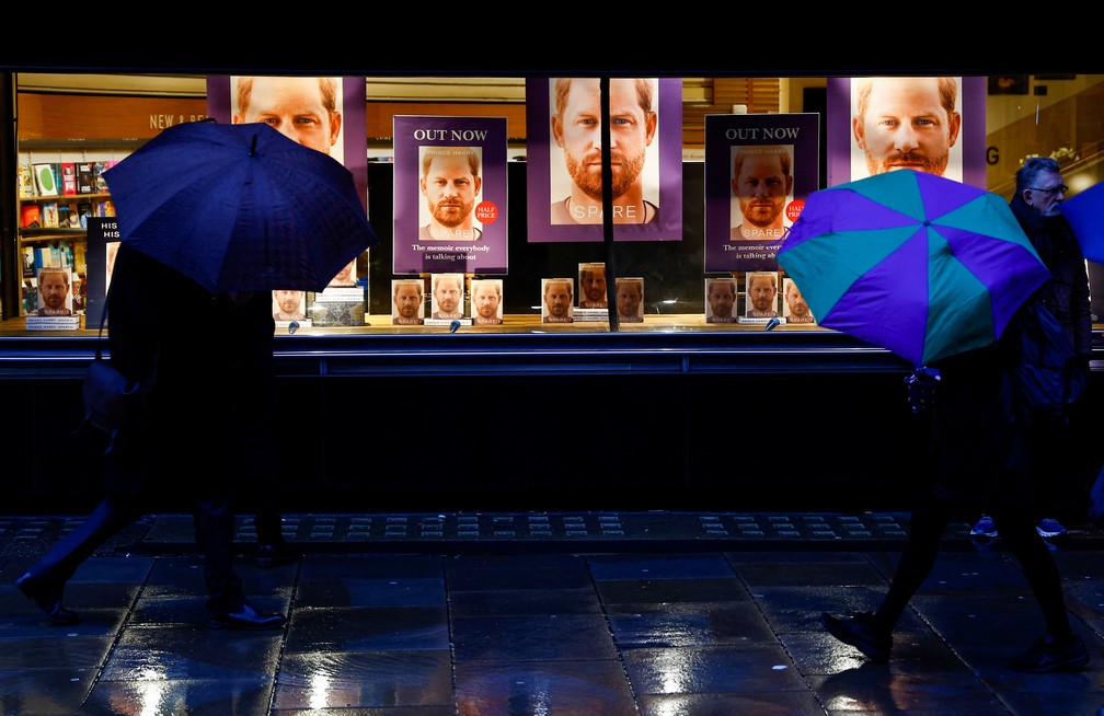 Pessoas fazem fila diante de livraria em Londres, no Reino Unido, para comprar livro do príncipe Harry, em 10 de janeiro de 2023.  — Foto: Peter Nicholls/ Reuters