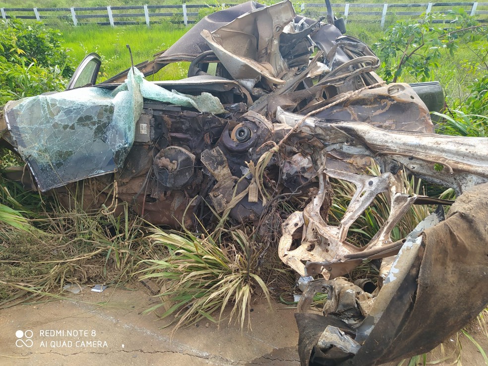 Carro de passeio ficou destruído após colisão na BR-364 — Foto: PRF/Reprodução