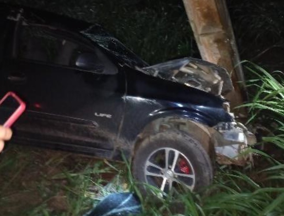 Motorista perde controle e carro bate em poste em Ubajara, no Ceará. — Foto: Reprodução