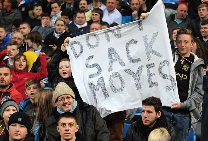 faixa para não demitir o david moyes manchester united  (Foto: Agência AP)