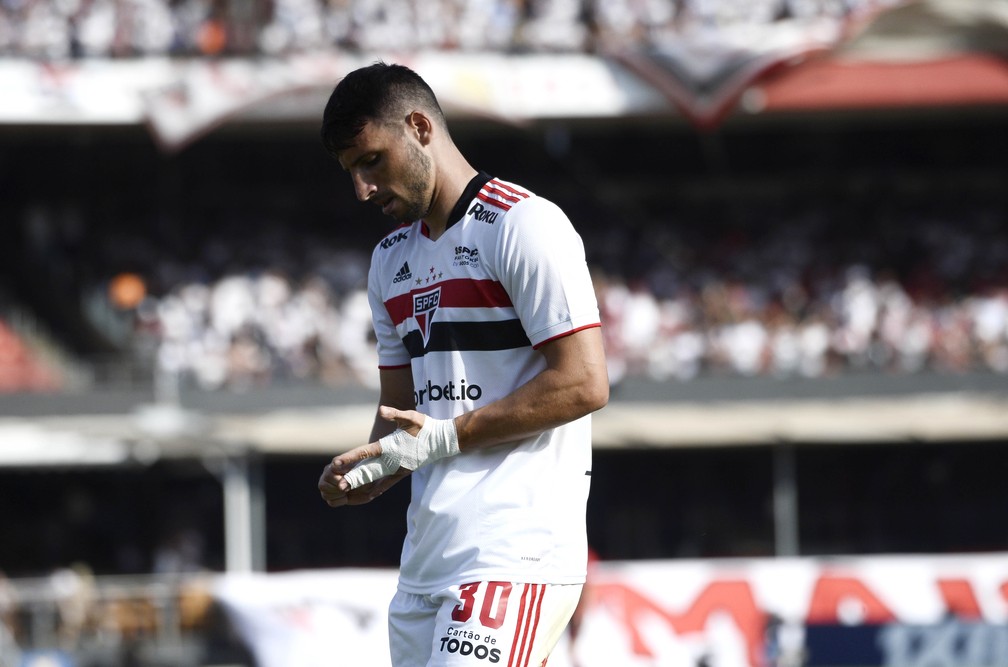 Calleri lamenta a expulsão no jogo contra o Flamengo — Foto: Marcos Ribolli