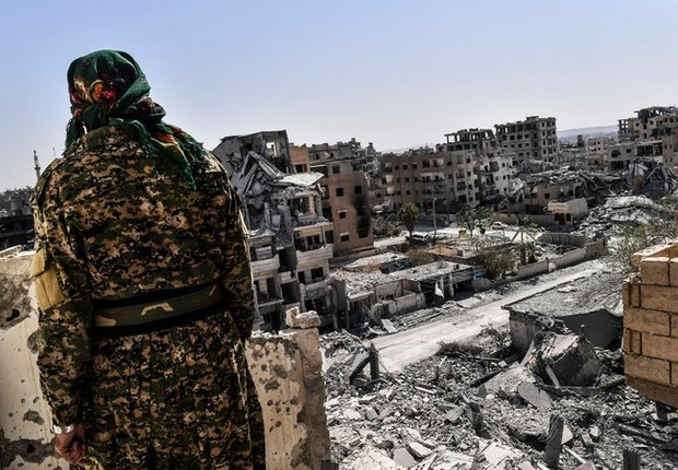 Integrante das forças sírias que tentam expulsar o Estado Islâmico de Raqqa (Foto: RTE)
