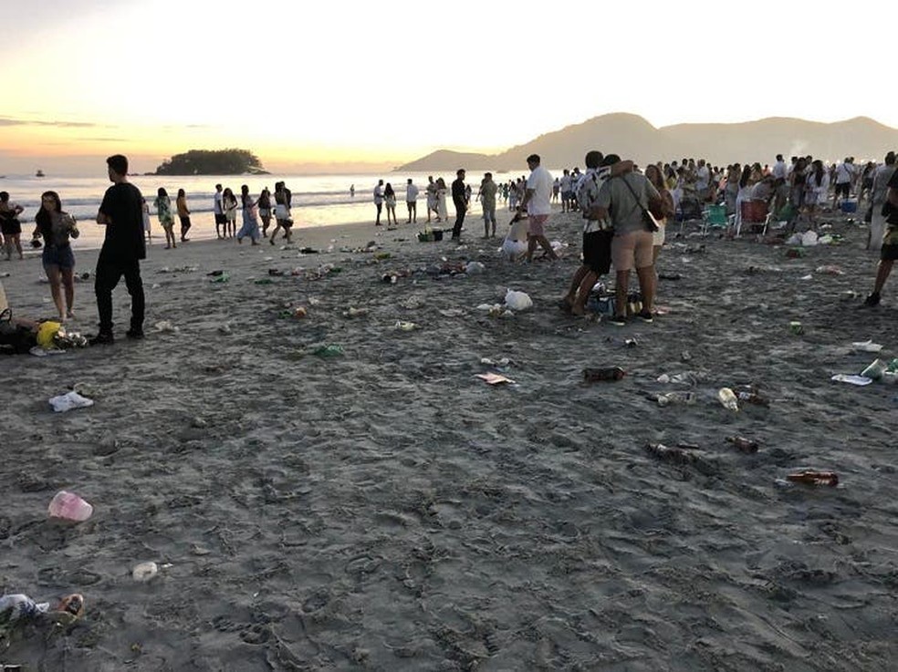 Lixo ficou espalhado na Praia Central em Balneário Camboriú após réveillon — Foto: Ambiental Limpeza Urbana/Divulgação