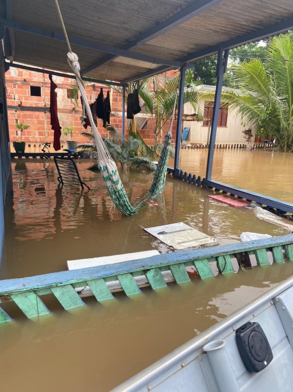 Após mais de 100 milímetros de chuva, igarapés que atingiram casas, lojas, comércios e outros estabelecimentos — Foto: Tálita Sabrina/Rede Amazônica