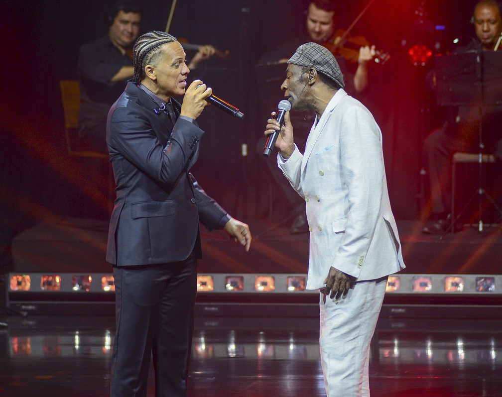 Leandro Sapucahy (à esquerda) canta 'Da música' com o compositor Serginho Meriti no álbum 'Neguinho poeta' — Foto: Divulgação