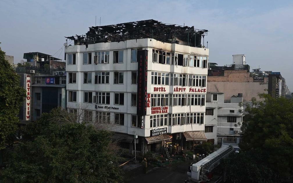 O Hotel Arpit Palace após um incêndio em suas instalações em Nova Déli — Foto: Prakash Singh / AFP Photo