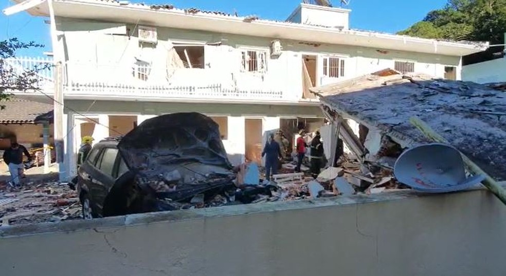 Estrutura de casa fica destruída e atinge carro em Jurerê, em Florianópolis — Foto: Fabian Londero/ NSC TV