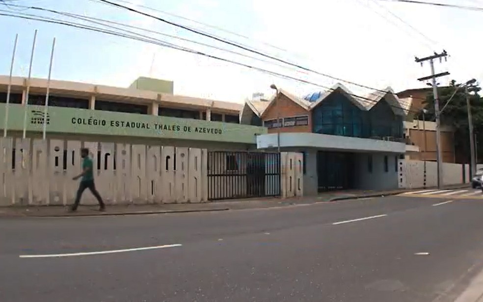Colégio Estadual Thales de Azevedo, no bairro do Costa Azul, em Salvador, — Foto: Reprodução/TV Bahia