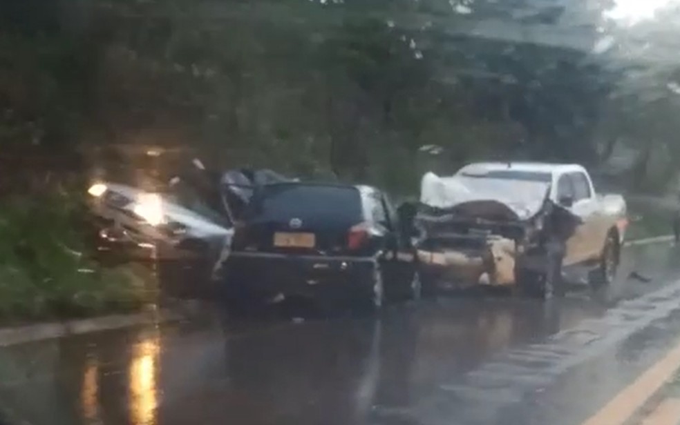 Três carros batem na GO-330, em Pires do Rio — Foto: Reprodução/TV Anhanguera