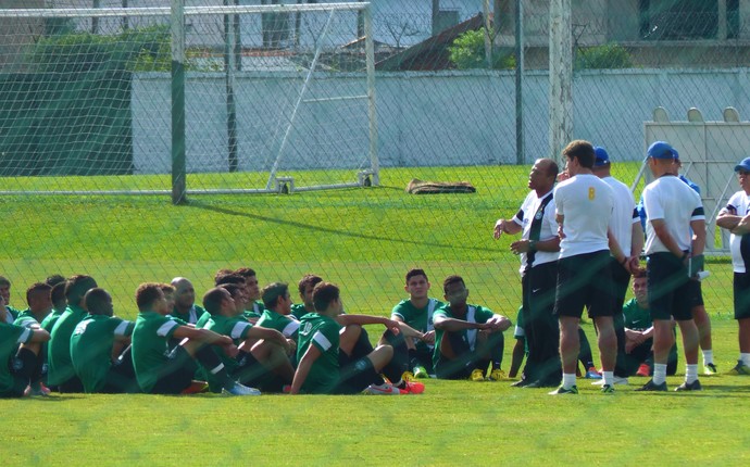 Paulo Paixão tem primeiro contato com jogadores do Coritiba (Foto: Monique Silva)