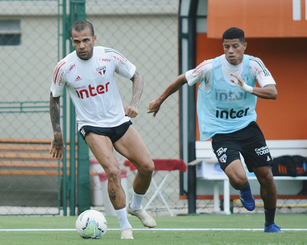 Daniel Alves e Gabriel Sara em treino do São Paulo — Foto: Divulgação São Paulo