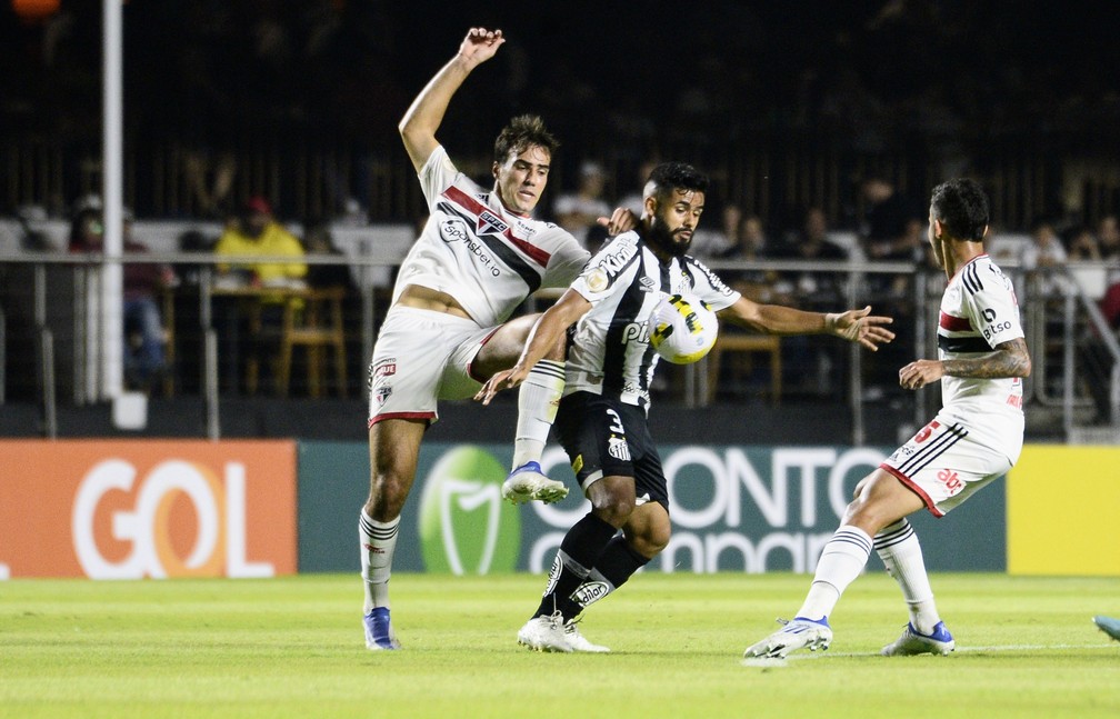 Igor Gomes explica nova função no São Paulo e diz que ignora críticas: 