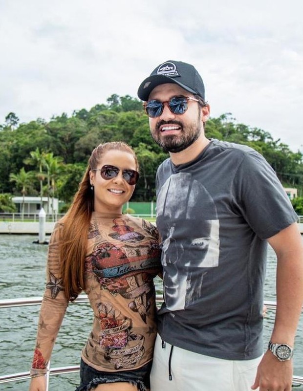 Maiara e Fernando curtem passeio de barco em Balneário Camboriú (SC) (Foto: Reprodução/Instagram)