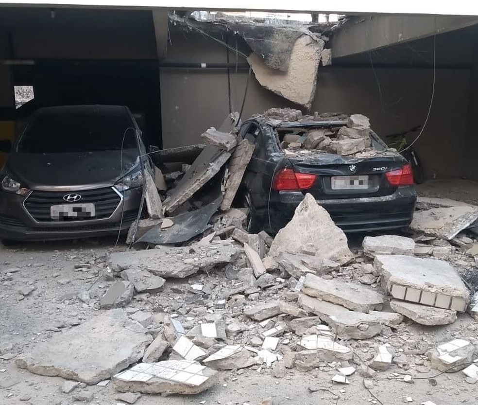 Fachada caiu e danificou carros estacionados em edifício no Bairro Cocó, em Fortaleza — Foto: Arquivo pessoal