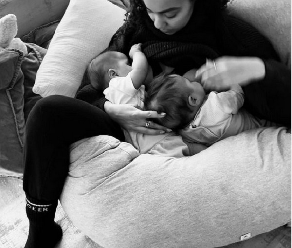 A cantora Leigh-Anne Pinnock amamentando os filhos (Foto: Instagram)