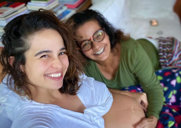 Com baby bump de fora, Nanda Costa é paparicada pela mãe, Patrícia Campos (Foto: Reprodução/Instagram)