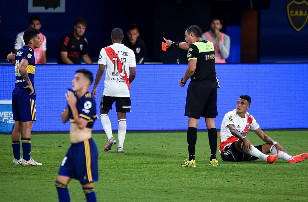 Boca Juniors e River Plate empatam em clássico com duas expulsões, virada e gol no fim