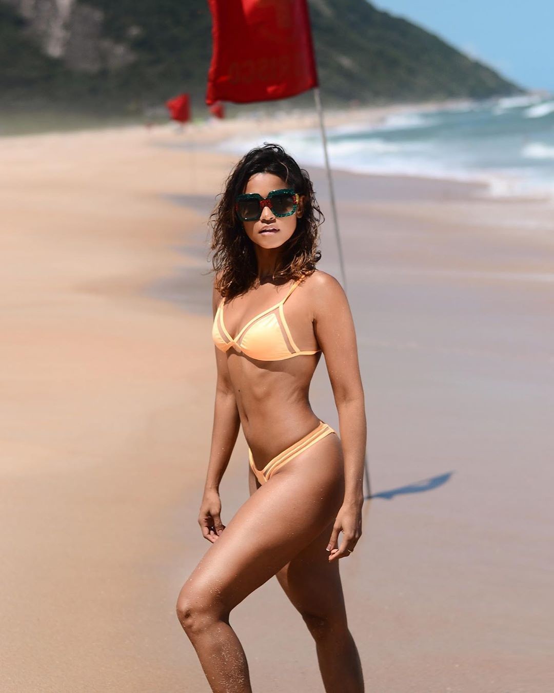 Lucy Alves na praia de Grumari (Foto: Reprodução/Instagram)