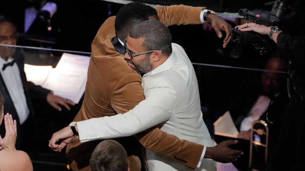 Jordan Peele comemora com Daniel Kaluuya após 'Corra!' vencer Oscar por Melhor Roteiro Original (Foto: Lucas Jackson/Reuters)