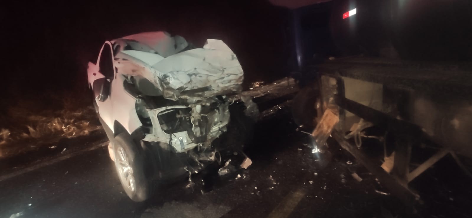 Motorista fica em estado grave após bater caminhonete em caminhão na MG-133, entre Piau e Tabuleiro