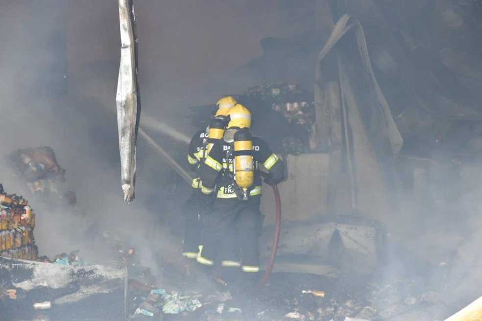 Corpo de Bombeiros dentro do supermercado — Foto: Corpo de Bombeiros/Divulgação