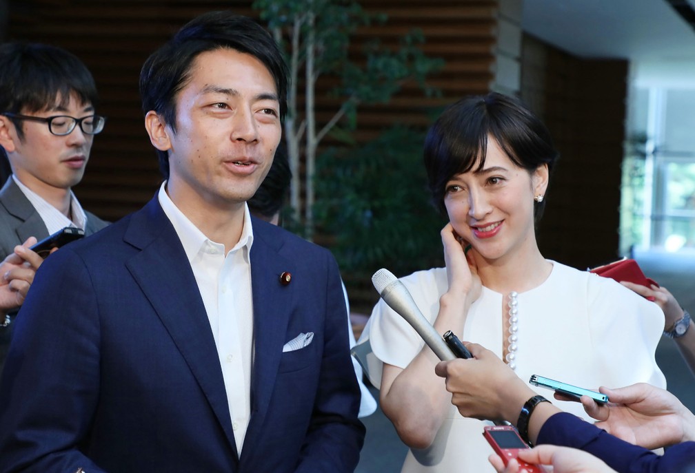 Foto de arquivo mostra o ministro do meio ambiente do Japão, Shinjiro Koizumi, e sua mulher, a âncora de um canal de TV Christel Takigawa  — Foto: Jiji Press / AFP