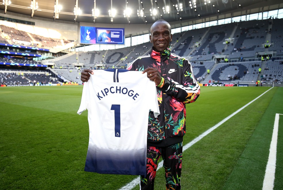 Queniano sendo homenageado antes de um Tottenham x Ajax pela Liga dos Campeões 2019 — Foto: Tottenham Hotspur/Getty Images