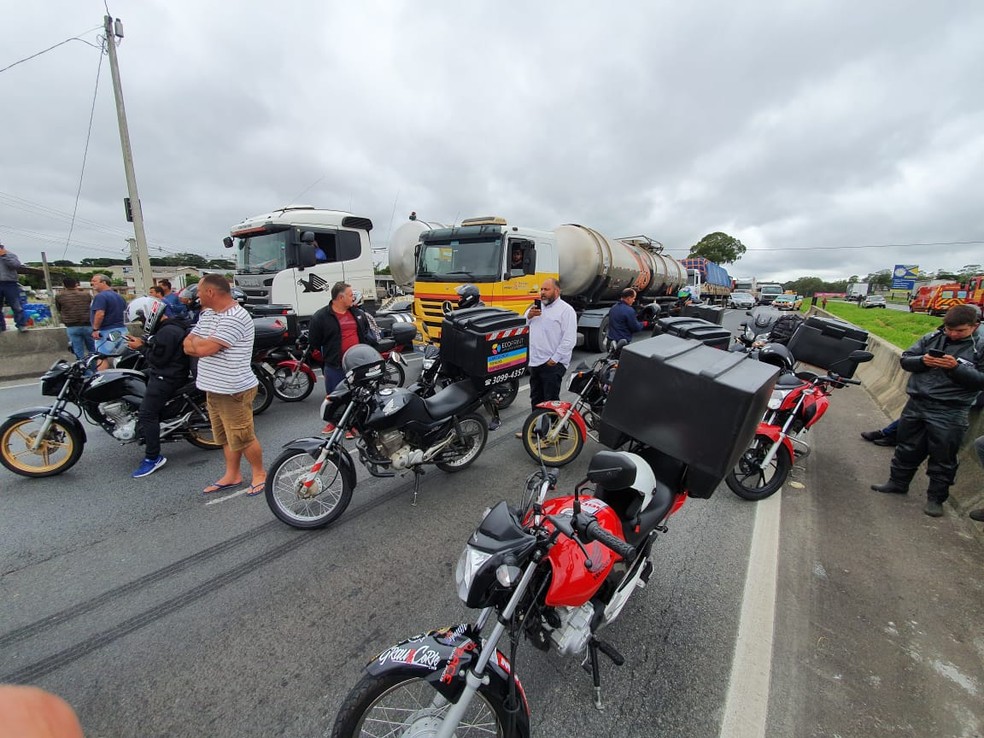 Trânsito no Contorno Leste, em Curitiba, precisou ser bloqueado por causa de acidente — Foto: Mauricio Freire/RPC