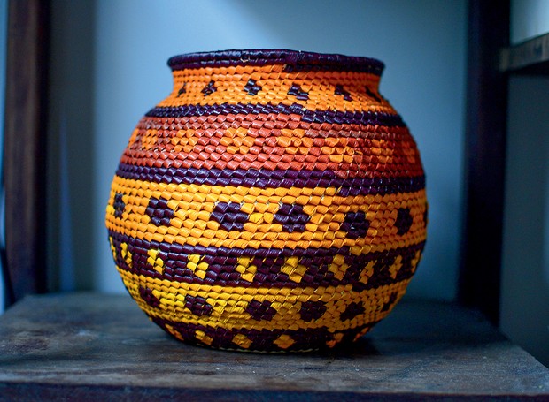 Vaso feito na comunidade de Coroca, na região do Rio Arapiuns, vendido por Lalah Amazônia (Foto: Tamara Saré / Divulgação)
