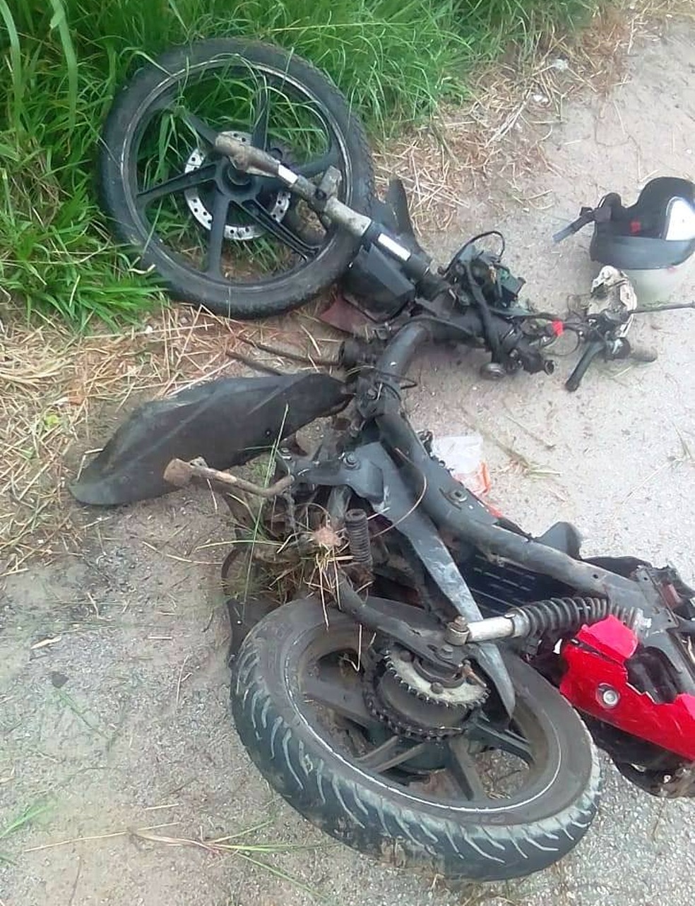 Moto ficou destruída após acidente com carro de transporte de presos, em São Vicente (SP) — Foto: G1 Santos