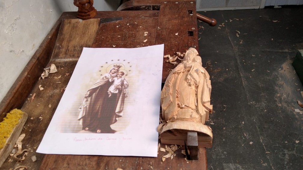 As esculturas são feitas a partir de desenhos  — Foto: Adriana Justi/G1 