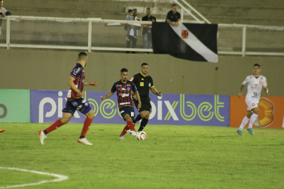 Daniel passa a bola na derrota do Bahia para o Tombense  — Foto: Rafael Machaddo / EC Bahia / Divulgação