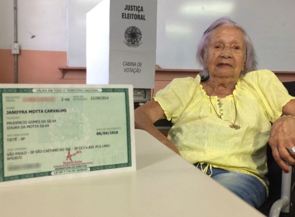 Idosa de 102 anos vota em Pindamonhangaba, SP — Foto: Peterson Grecco/TV Vanguarda