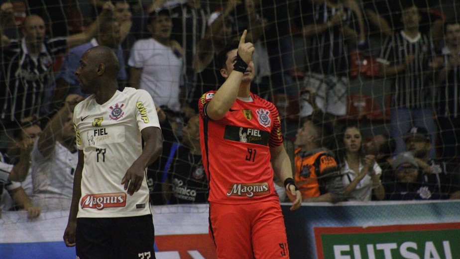 Goleiro tem noite de Falcão, marca golaço e deixa Corinthians perto do título da LPF