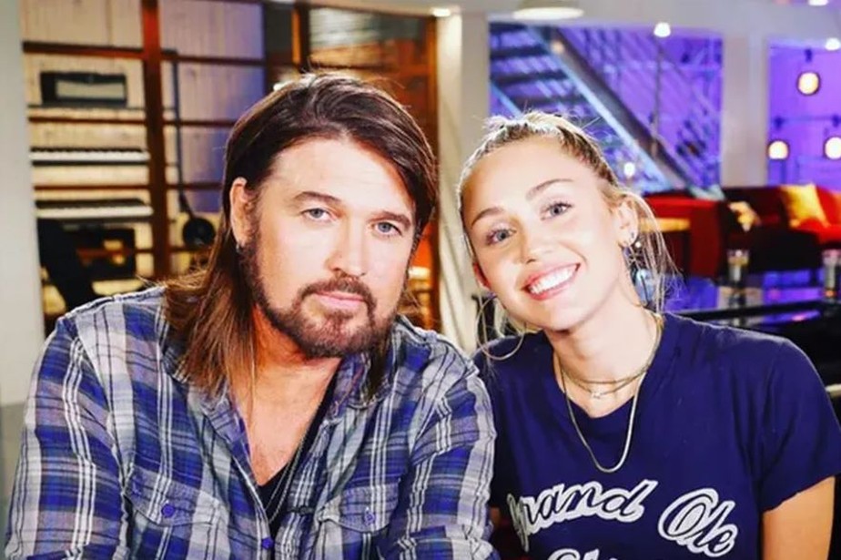 Billy Ray Cyrus e Miley Cyrus nos bastidores do The Voice