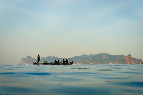 Pescadores remam em barco no Rio; “Pantone Rio de Janeiro” é o título da foto