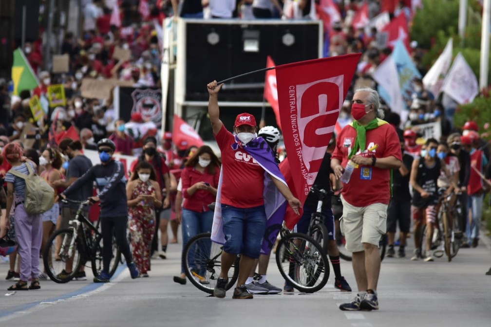 Manifestantes protestaram contra o presidente Jair Bolsonaro em Natal &mdash; Foto: Pedro Vitorino