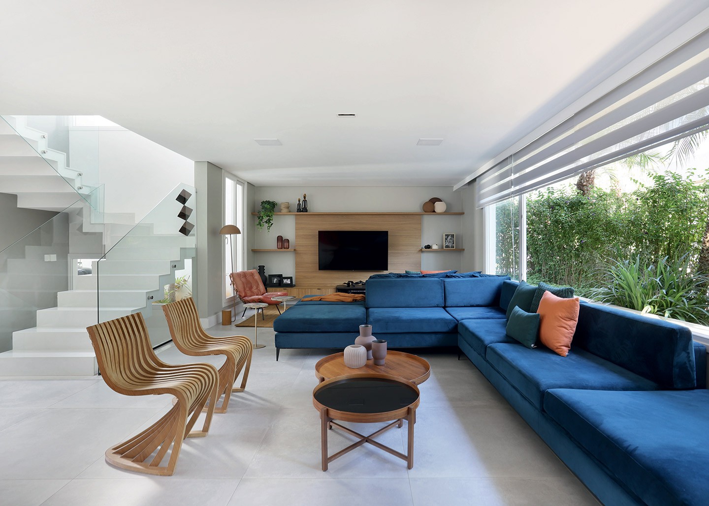 Casa de 350 m² ganha decoração alegre com pinturas geométricas e design assinado (Foto: Mariana Orsi/divulgação)