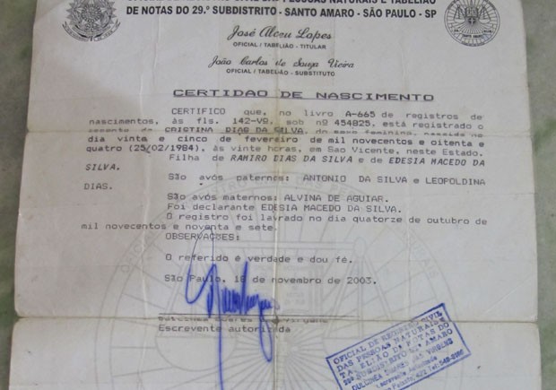 Certidão de nascimento de mulher de Praia Grande, SP (Foto: Mariane Rossi/G1)