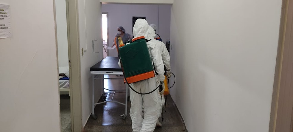 Com a participação de militares do Exército Brasileiro, operação higieniza pontos de grande circulação de pessoas em Dracena — Foto: Claudinei Troiano/TV Fronteira