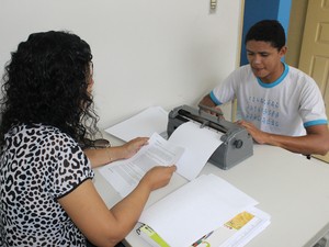 Estudante tem aulas de braile para reforçar estudos (Foto: Gustavo Almeida/G1)