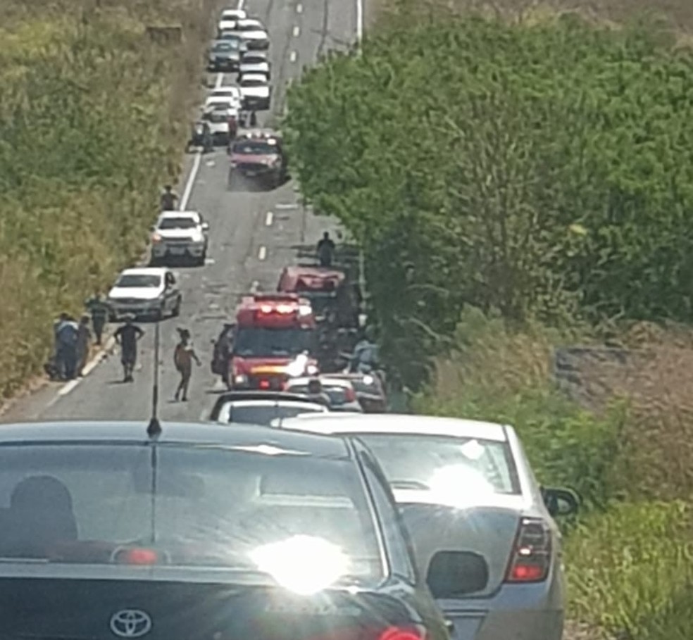 Acidente de trânsito envolveu três carros na Rodovia Ângelo Rena — Foto: Fernando Negrão Barbosa