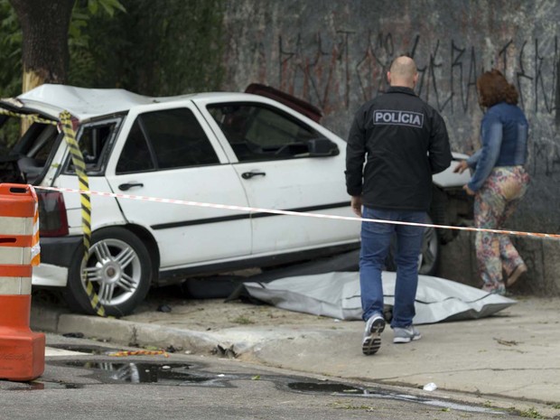 Uma pessoa morreu na batida do carro na árvore no Bom Retiro (Foto: Marcelo Goncalves/Sigmapress/Estadão Conteúdo)