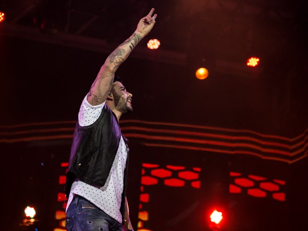 Gusttavo Lima canta para fãs em noite de arena lotada em Barretos (Foto: Mateus Rigola/G1)