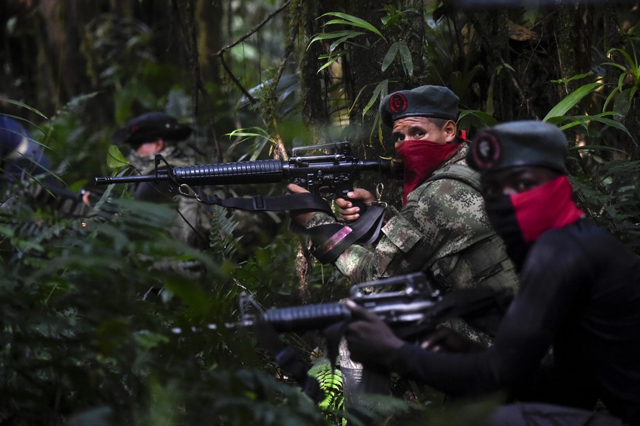 Integrantes do Exército de Libertação Nacional (ELN), durante treinamento na selva no departamento de Chocó, na Colômbia