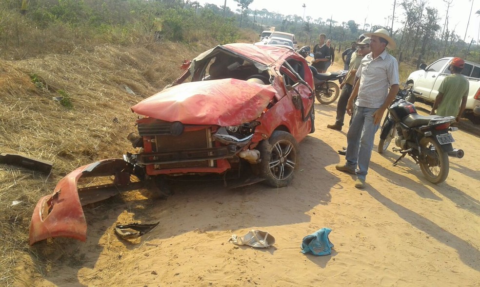 Segundo a PolÃ­cia Militar, o motorista do veÃ­culo dirigia em alta velocidade e capotou o carro; quatro pessoas morreram (Foto: PolÃ­cia Militar de MT)