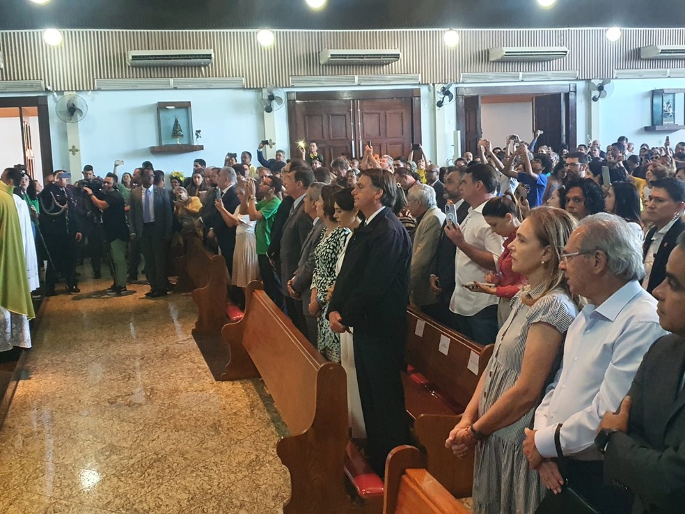 Presidente Jair Bolsonaro, acompanhado de ministros, participou de missa em Brasília — Foto: Alexandro Martello/g1
