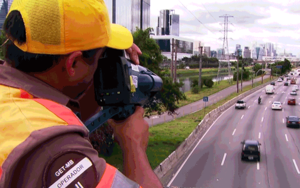 'Marronzinho' com radar pistola multa veículos em alta velocidade na Marginal Pinheiros, em SP (Foto: TV Globo/Reprodução)