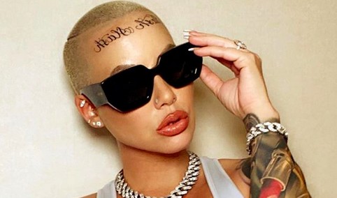 A modelo Amber Rose com a tatuagem com os nomes dos filhos na testa (Foto: Instagram)
