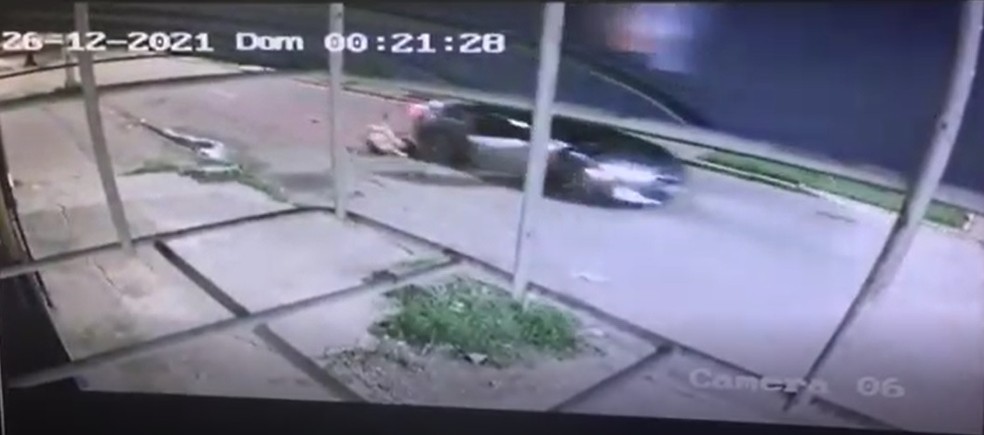 Jovem cai de carro em movimento durante briga com namorado no Acre — Foto: Reprodução